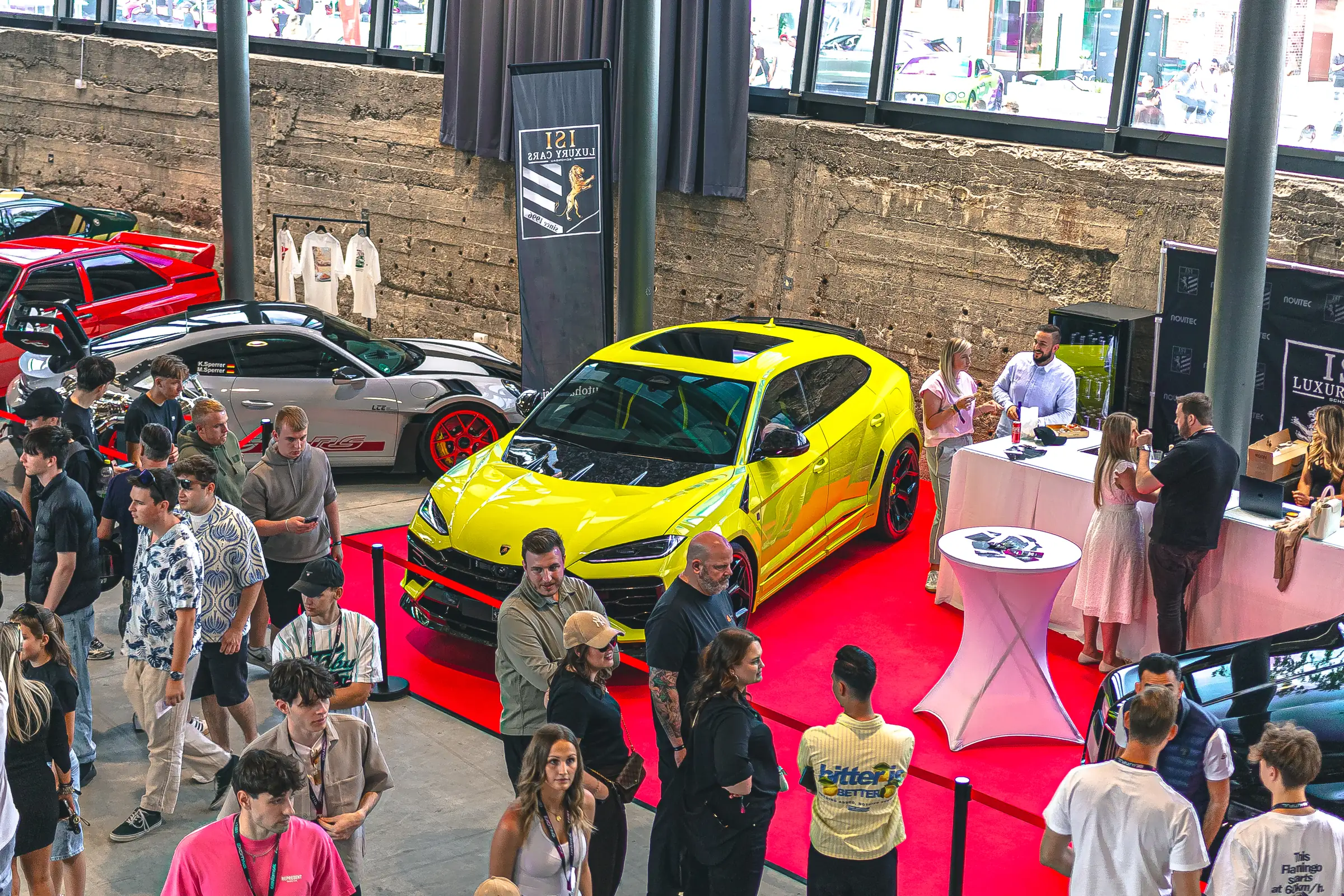Stand von Autohaus ISI mit rotem Teppich und Publikum