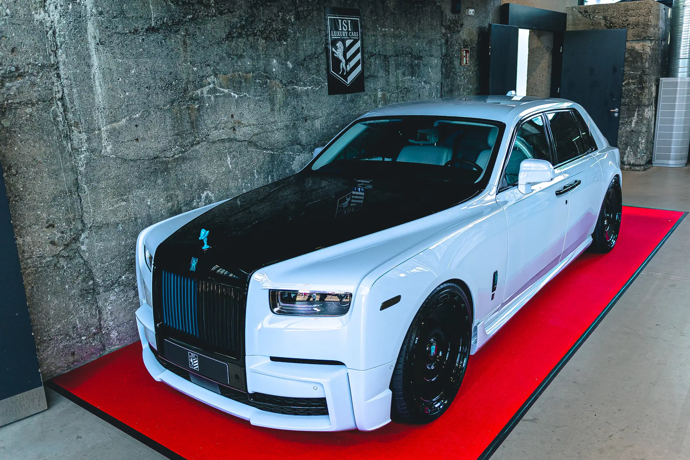Weißer Rolls-Royce Phantom von Mansory auf dem roten Teppich
