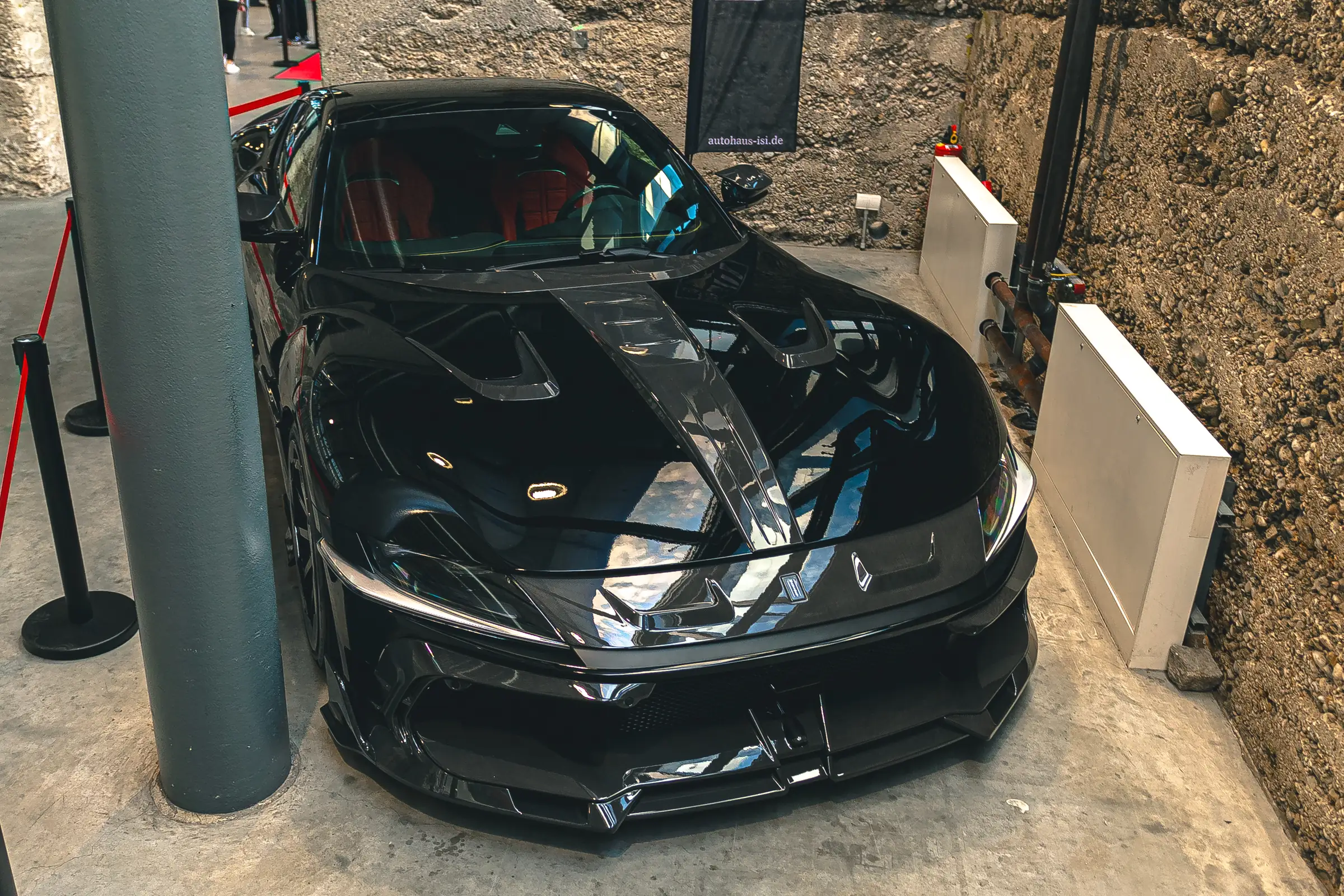 Schwarzer Ferrari SF90 in Sichtcarbon