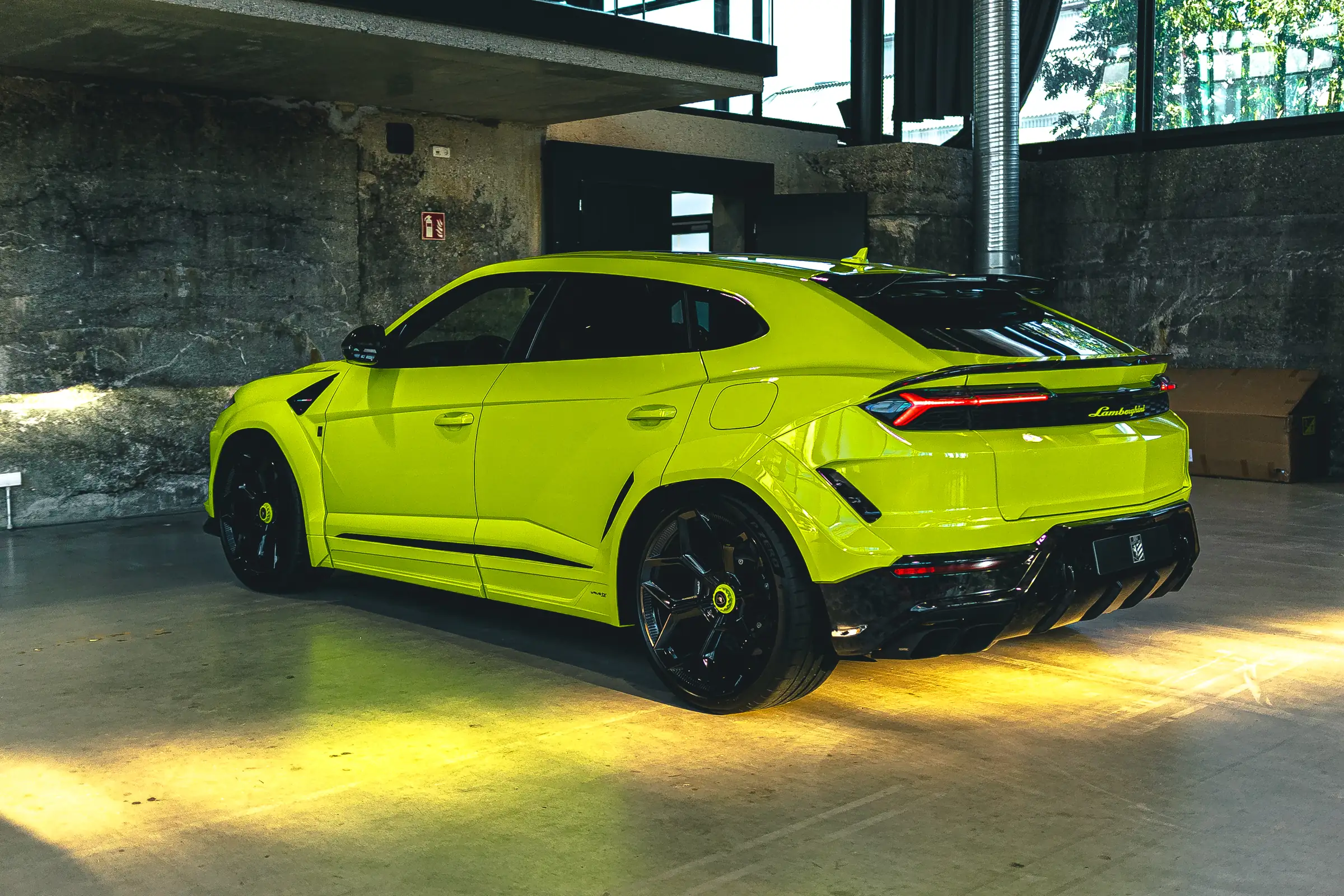Limettengrüner Lamborghini Urus in der Halle