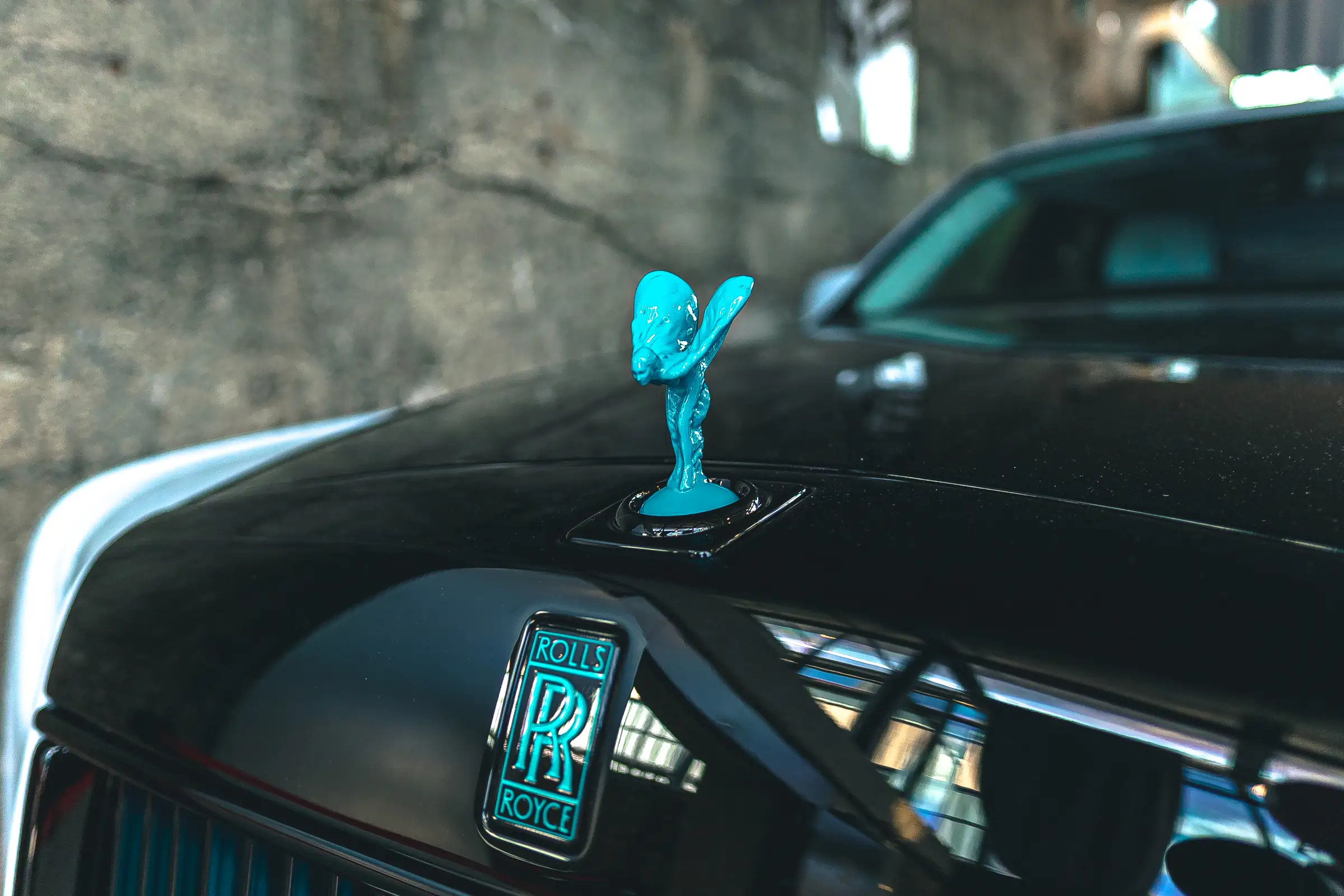 Kühlerfigur eines Rolls-Royce in Türkis