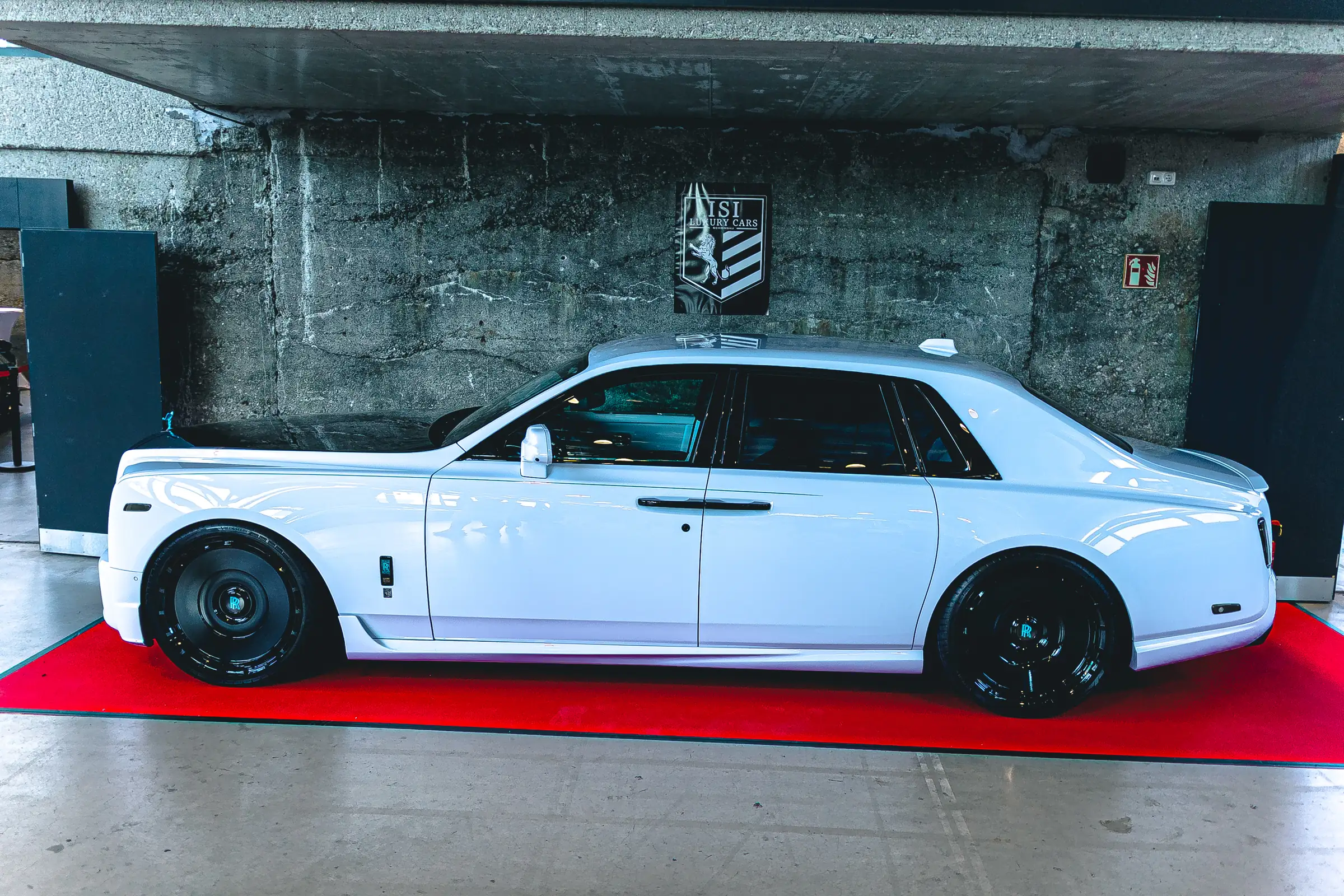 Weißer Rolls-Royce Phantom von der Seite