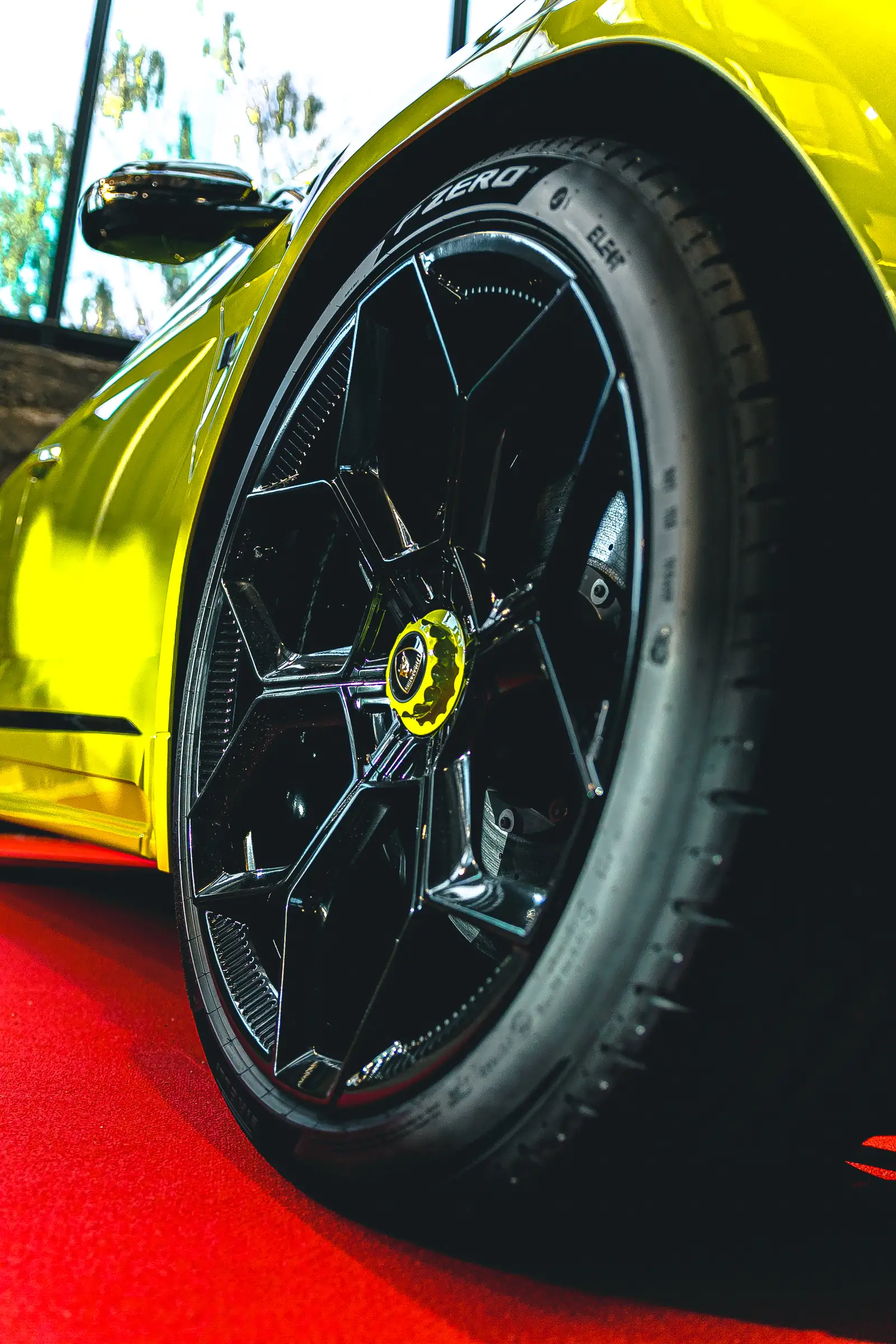 Rad eines gelben Porsche 911 GT3 RS
