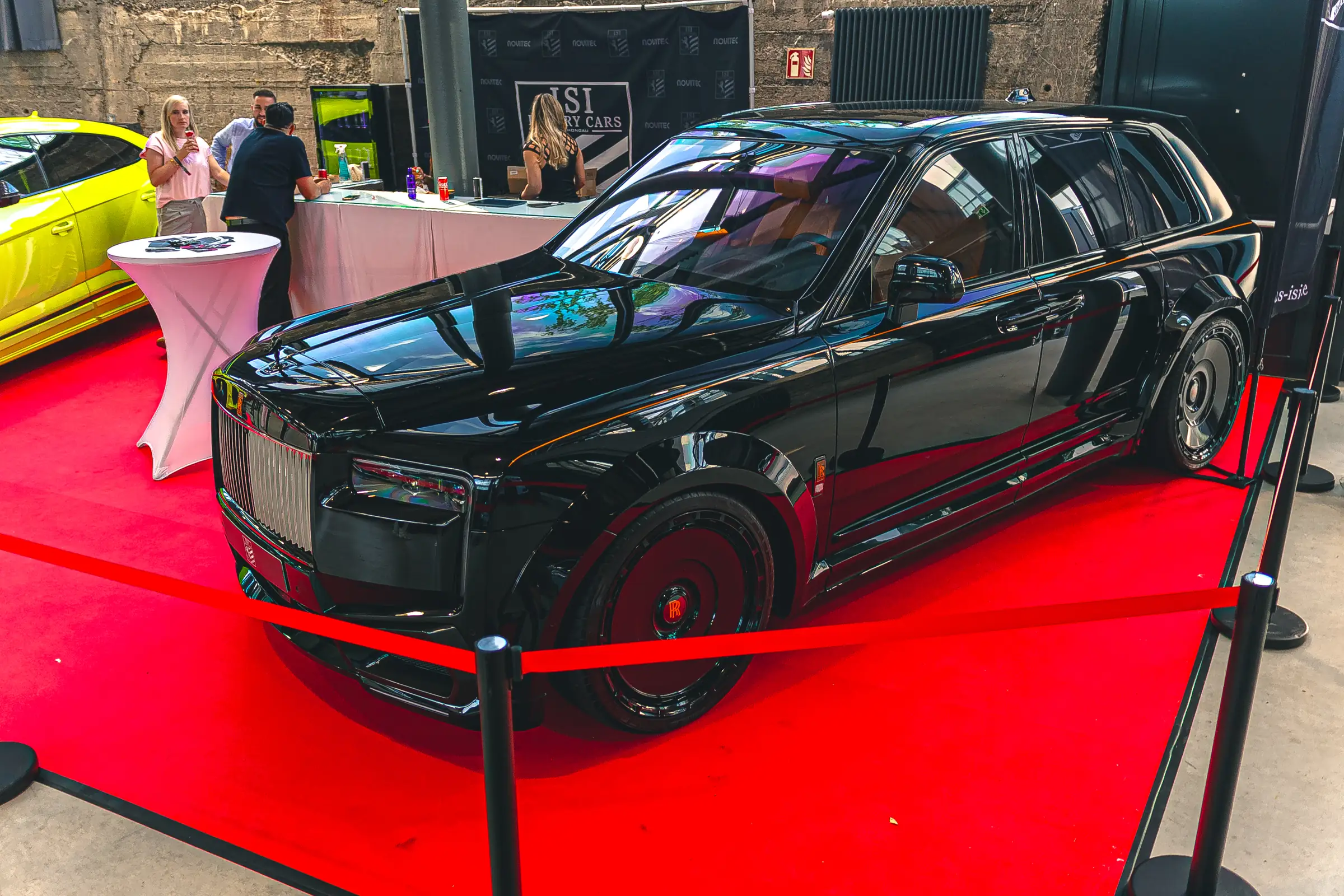 Schwarzer Rolls-Royce Cullinan am Stand von Autohaus ISI