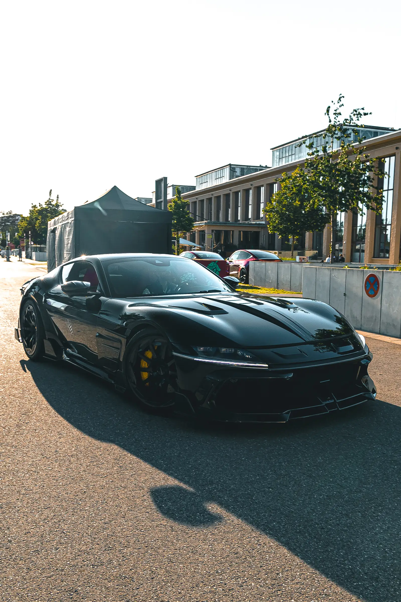 Schwarzer Ferrari SF90 auf der Straße