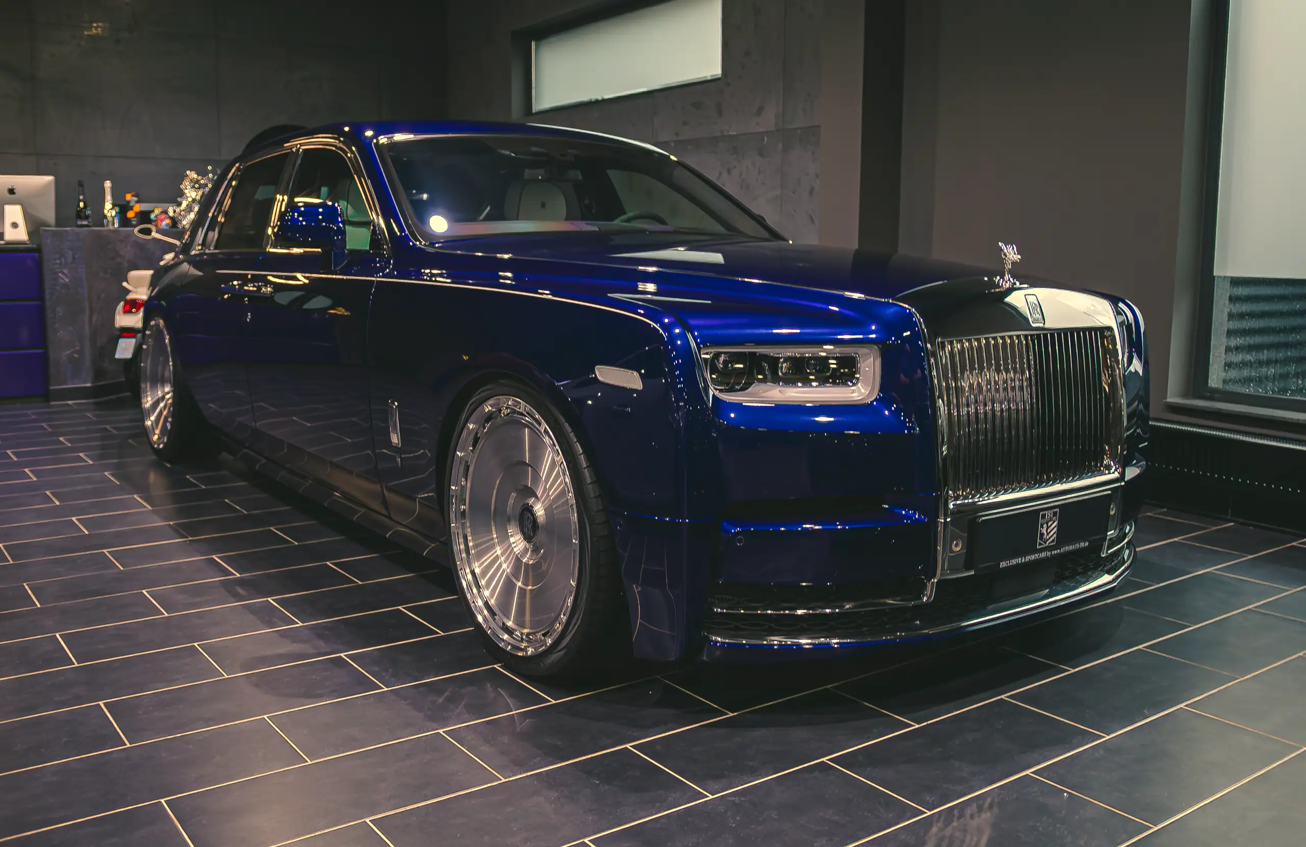 Dunkelblauer Rolls-Royce Phantom mit Chromfelgen, Frontansicht