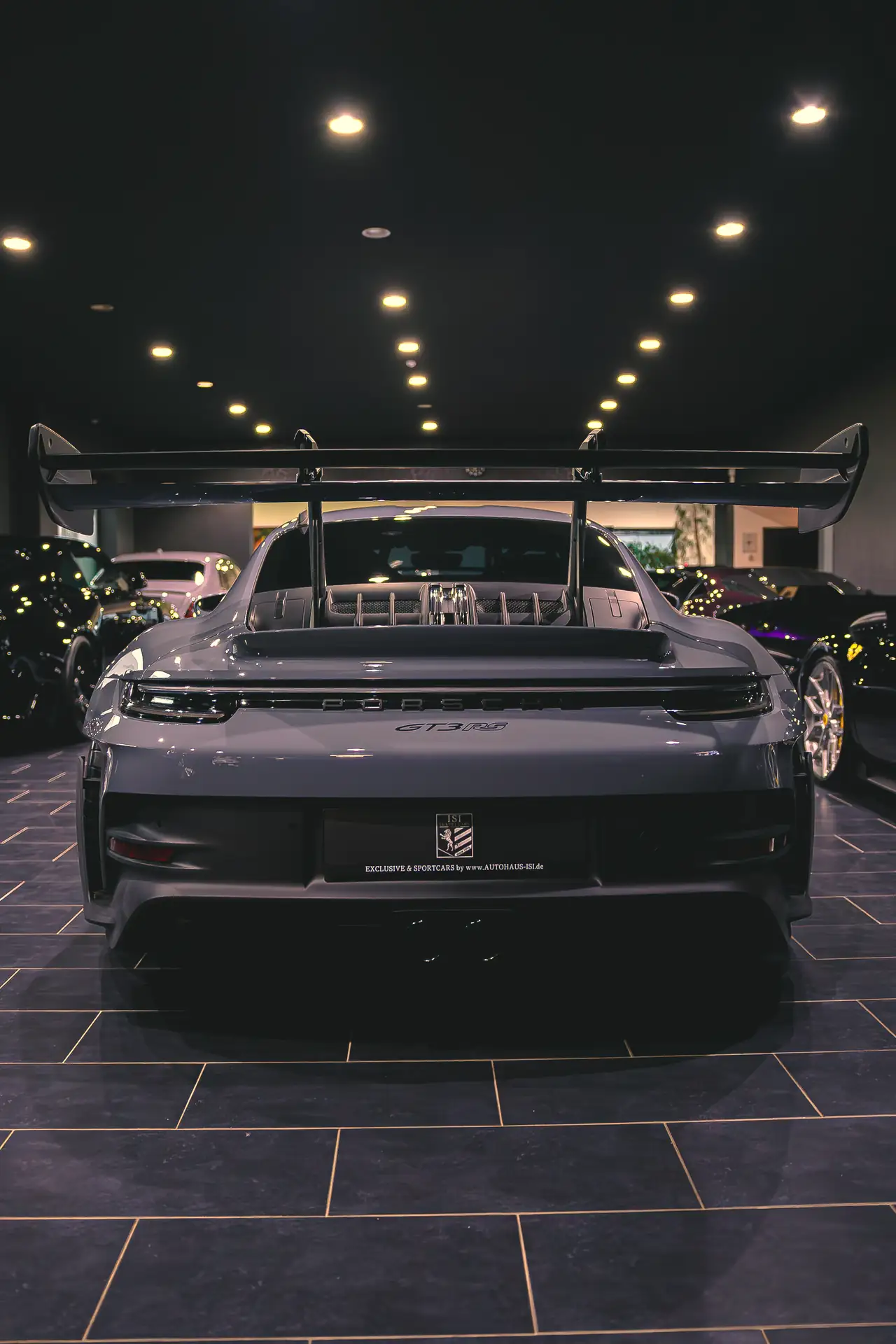 Porsche 911 GT3 RS von hinten im Showroom von Autohaus ISI
