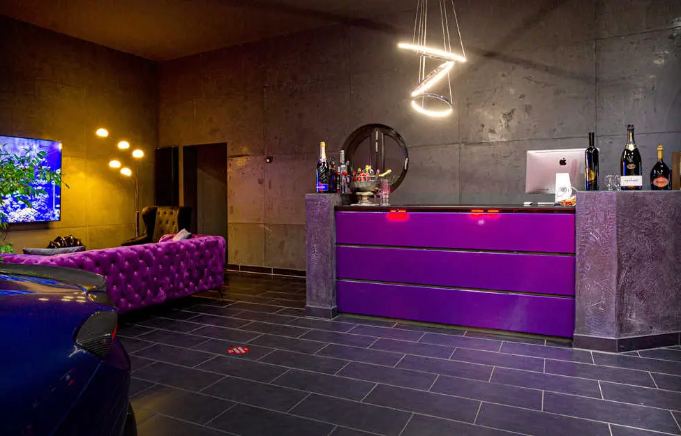 Lounge with a purple bar, Chesterfield sofa and aquarium