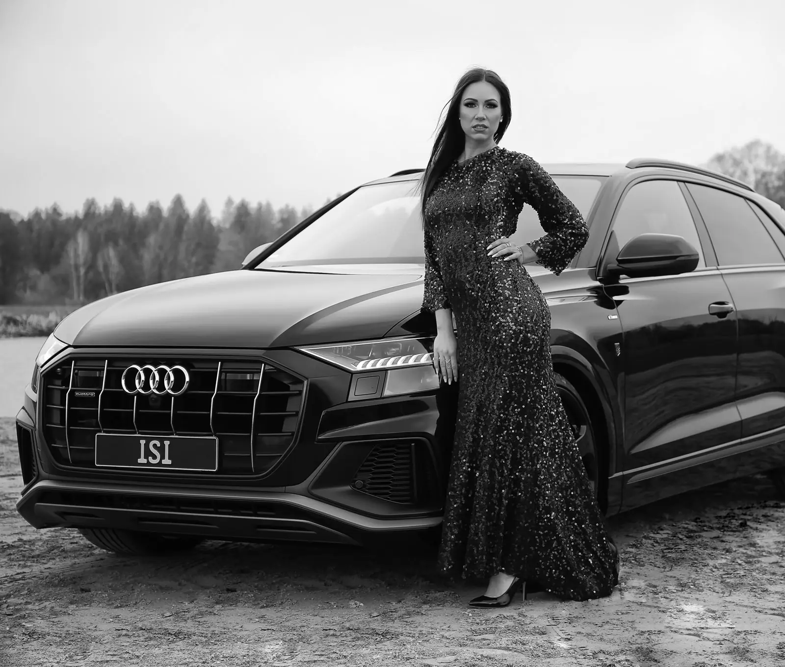 Modelshooting mit einem schwarzen Audi Q8 am Seeufer, Schwarz-Weiß-Aufnahme