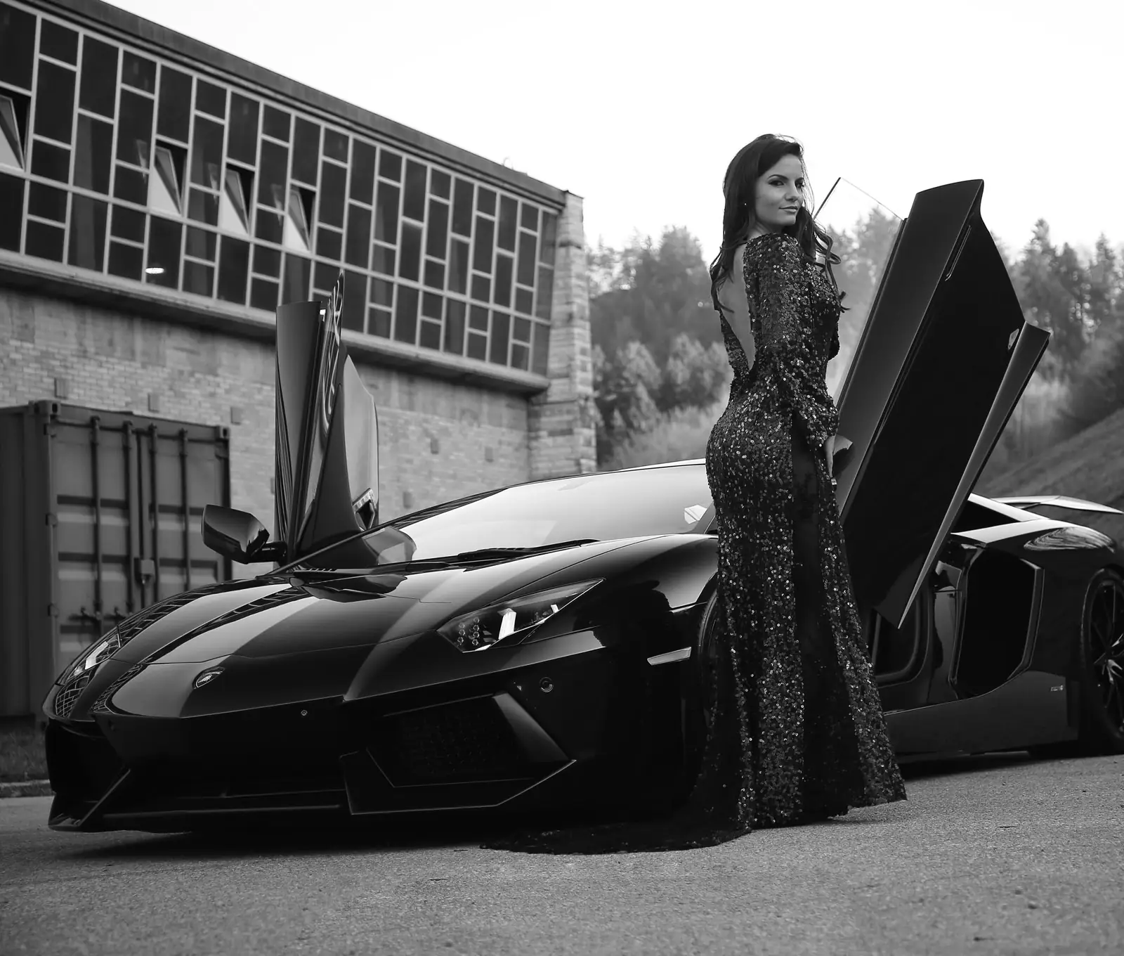 Modelshooting mit einem Lamborghini Aventador, Scherentüren geöffnet, Schwarz-Weiß-Aufnahme
