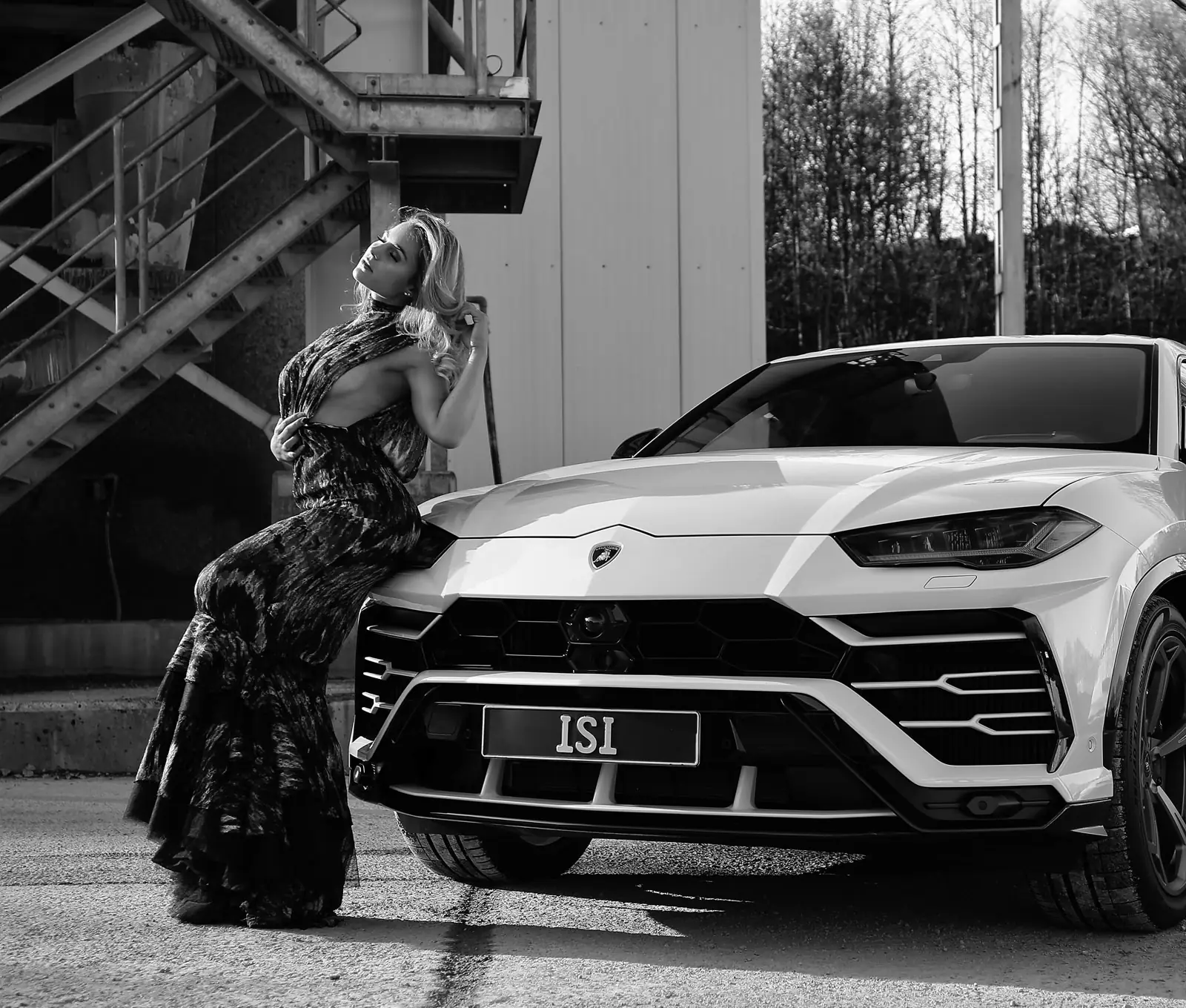 Modelshooting mit einem Lamborghini Urus unter einer Außentreppe, Schwarz-Weiß-Aufnahme