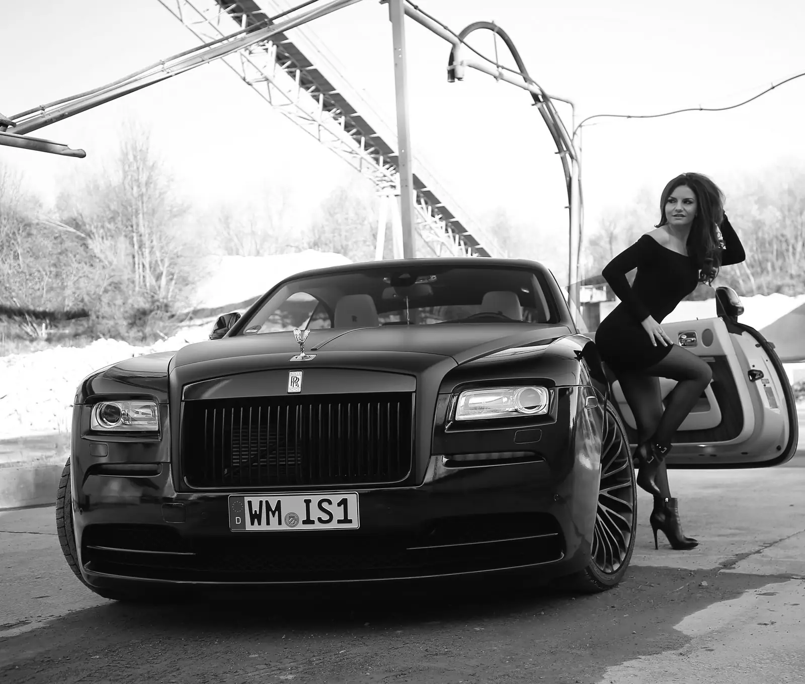 Modelshooting mit einem Rolls-Royce Wraith im Schnee, Schwarz-Weiß-Aufnahme
