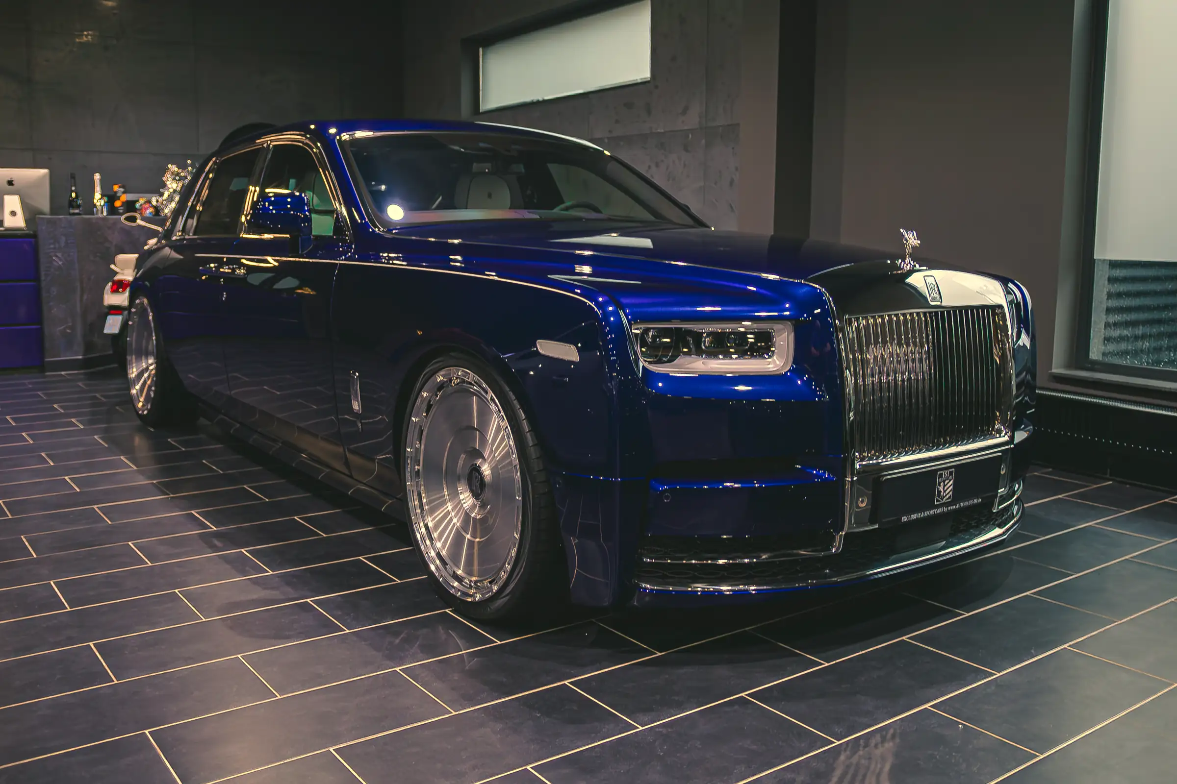 Blauer Rolls-Royce Phantom im Showroom von Autohaus ISI