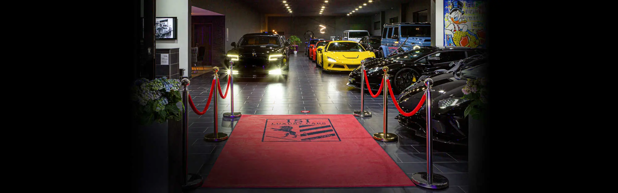 Roter Teppich im Eingangsbereich von Autohaus ISI
